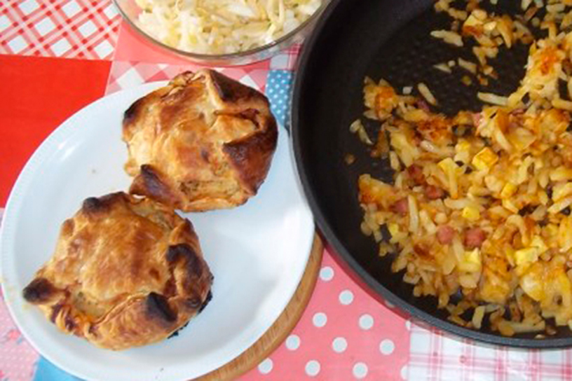 Twee gevulde kroontjes op een bord en een pan met de vulling 